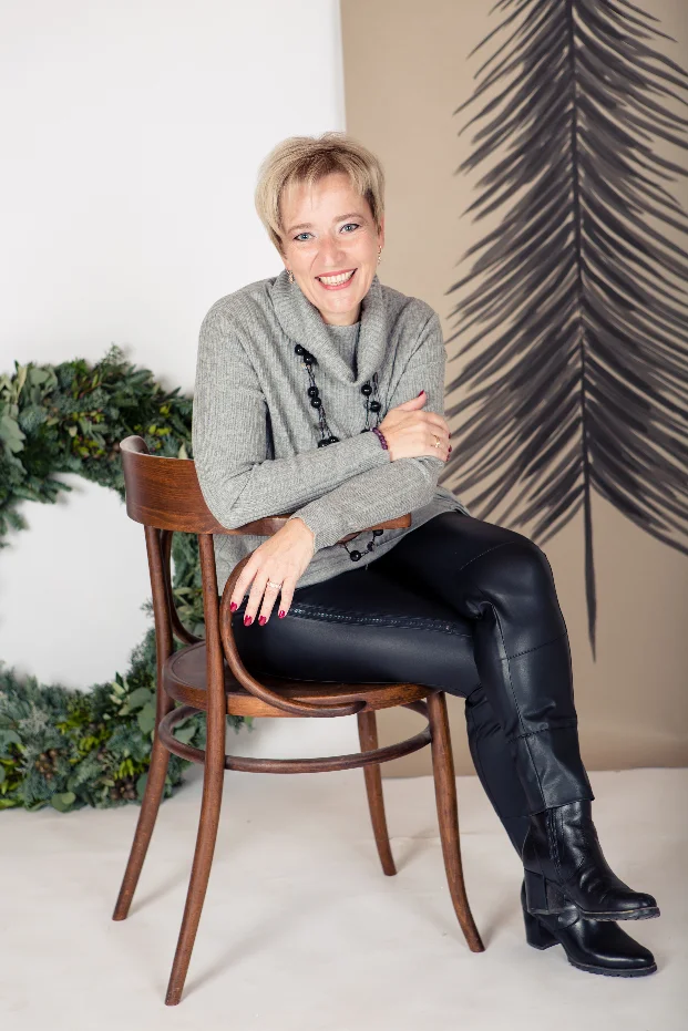 Daniela Herbst im administrativen Bereich von Rinos Bike & Passion in Wangen b. Dübendorf