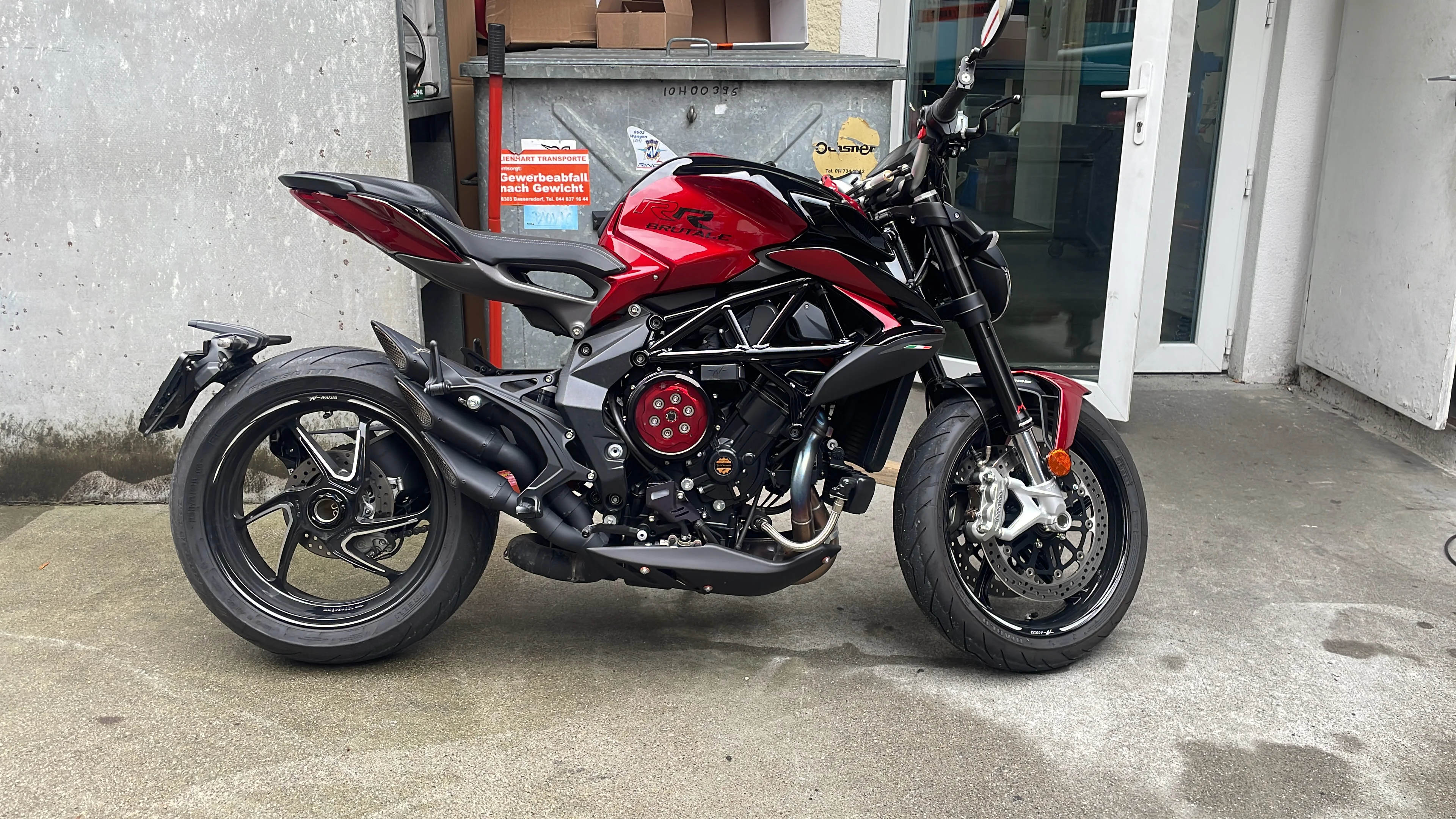 MV Agusta Brutale RR vor dem Geschäft