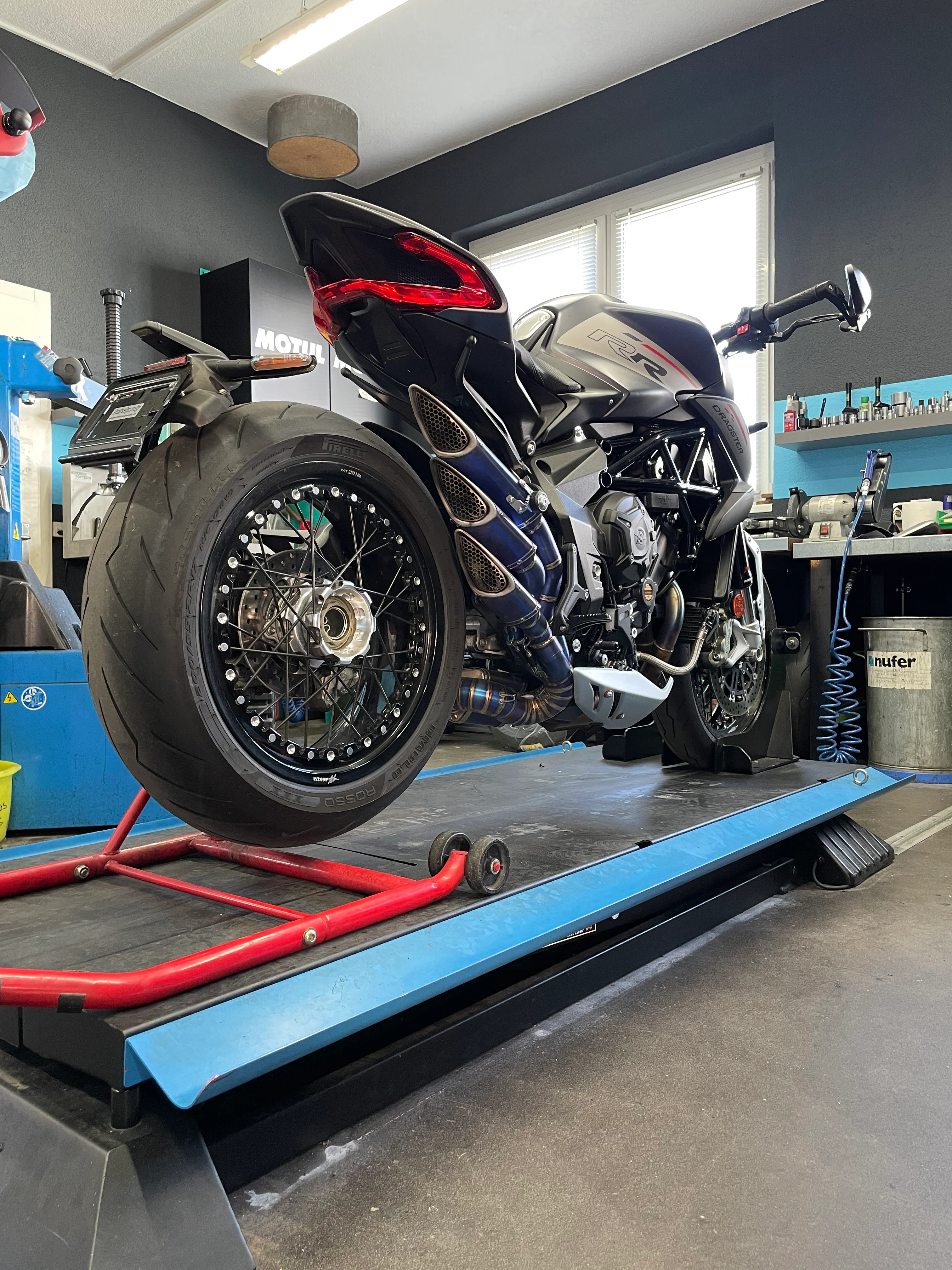 MV Agusta Dragster RR mit Speichenfelgen auf Hebebühne