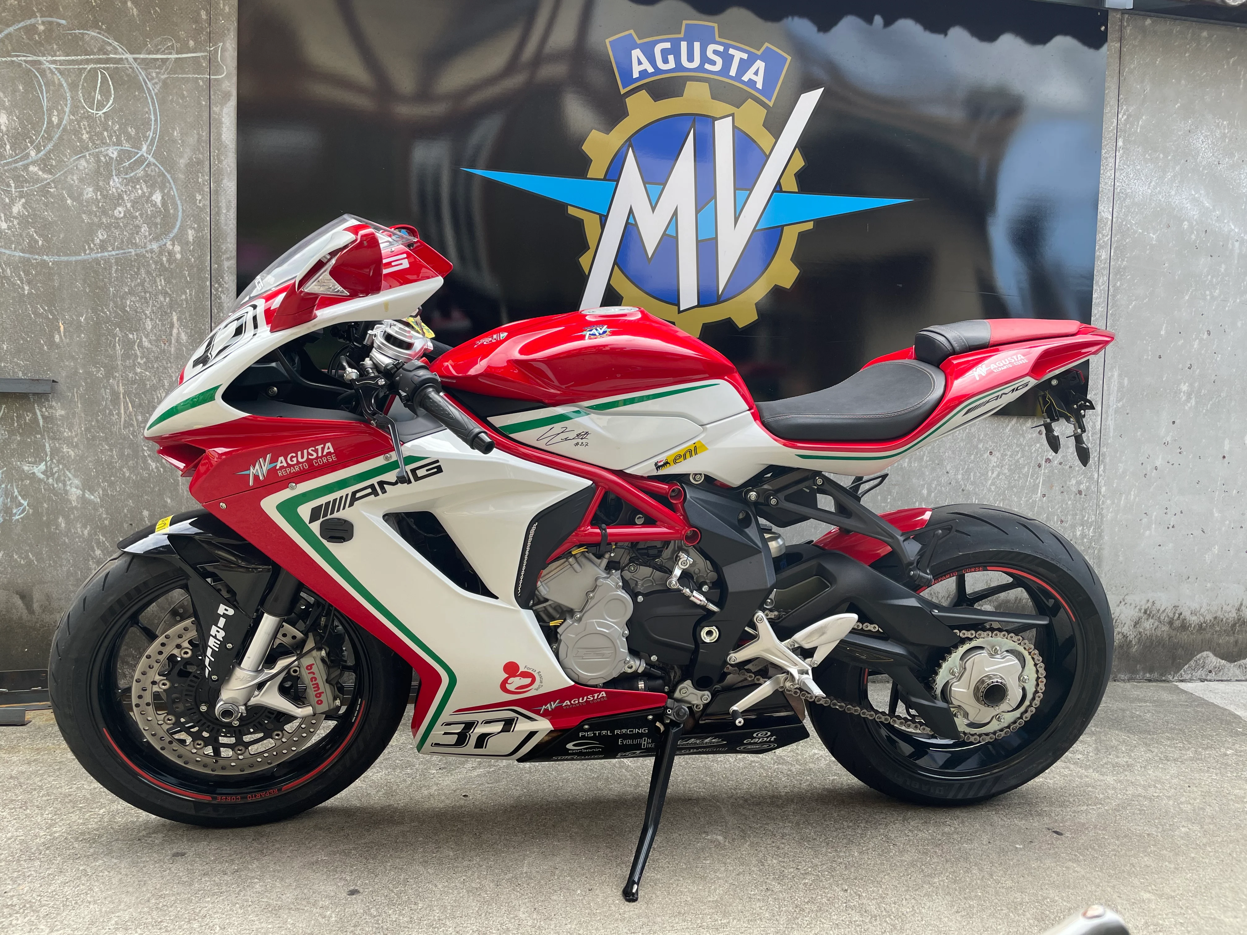 MV Agusta Reparto Corse Branding im Showroom von Rinos Bike & Passion
