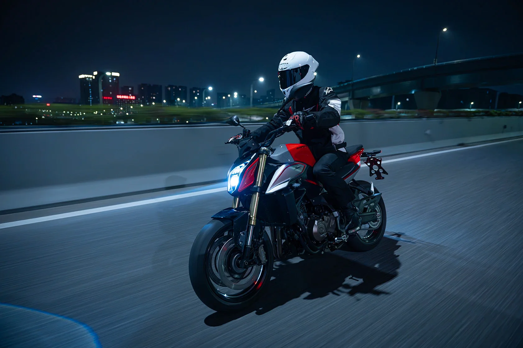 QJ Motor SRK 600 bei nächtlicher Fahrt