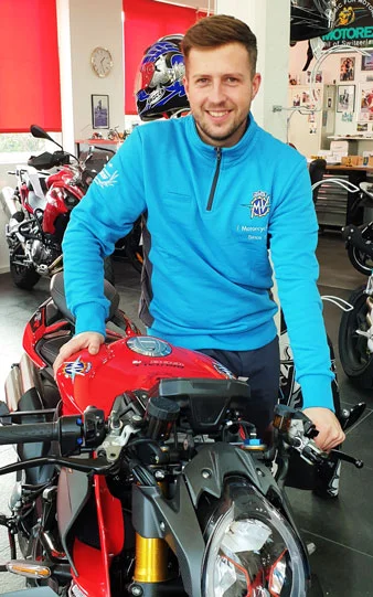 Brian Arnold bei Servicearbeiten in der Werkstatt von Rinos Bike & Passion in Wangen b. Dübendorf