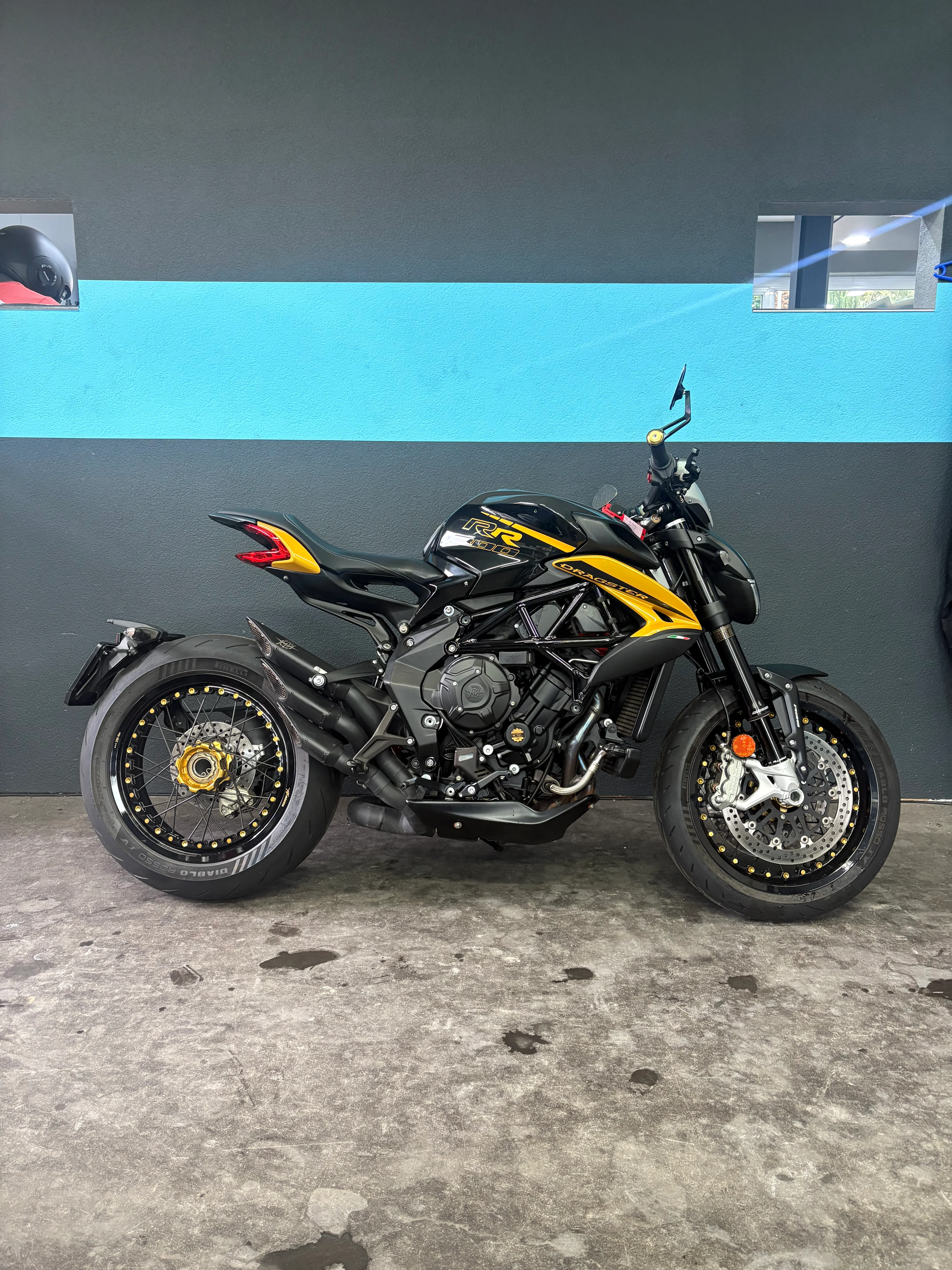 Schwarz-gelbe MV Agusta Dragster RR Seitenansicht